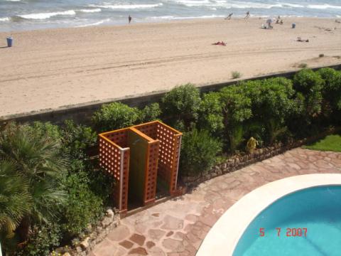 Imagen de la zona de la piscina de los apartamentos GAVAMAR de Gav&agrave; Mar